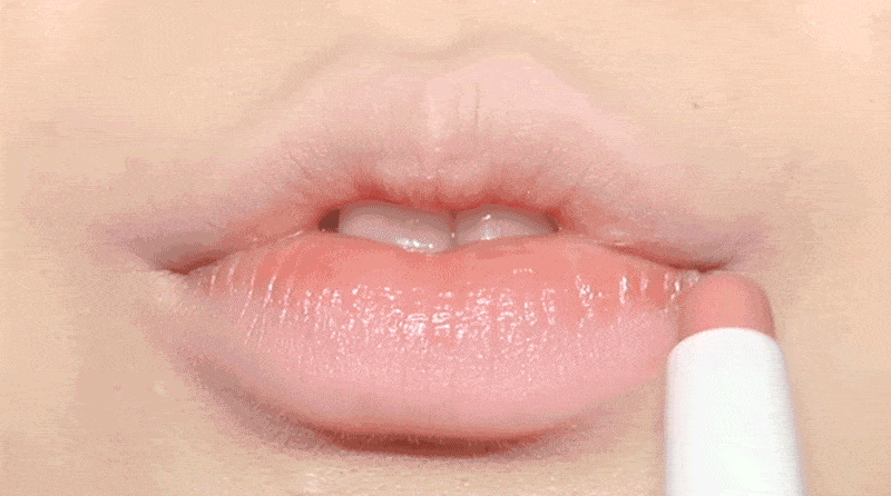 Model applying mellow blurring lip pencil – featherlight texture and precise finish