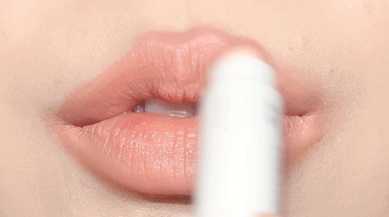 Model applying mellow blurring lip pencil – featherlight texture and precise finish