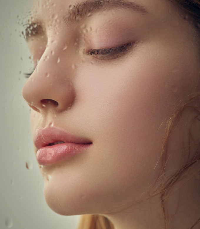 Nighttime lip care using vegan enrichment gel for tired lips